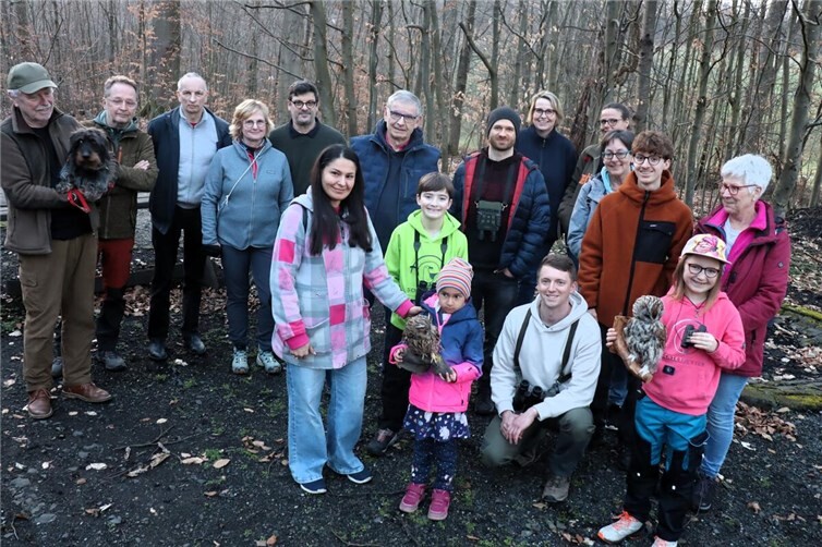 Die Teilnehmenden der Eulen-Exkursion mit den beiden Exponaten von Waldkauz und Waldohreule kurz vor Einbruch der Dunkelheit.
