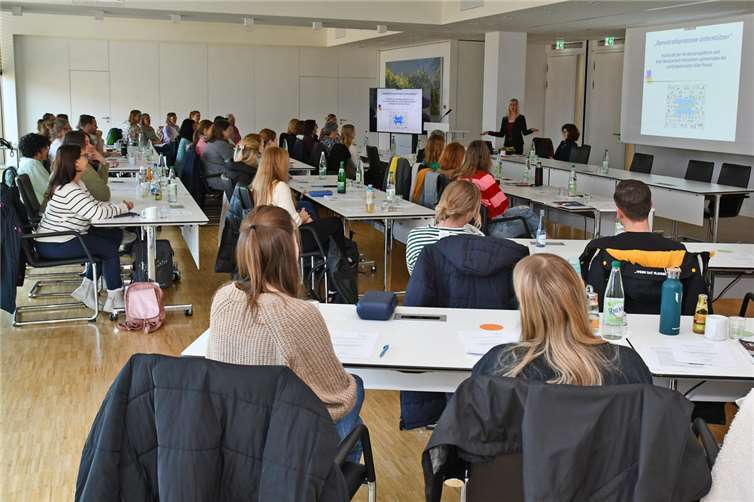 Die Teilnehmenden der Fachtagung „Demokratieprozesse unterstützen“ freuten sich über die gelungene Veranstaltung. Foto: Kreisverwaltung MYK/Damian Morcinek