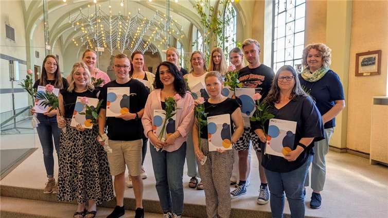 Die Teilnehmenden der Fortbildung „Die Kita als Ausbildungsbetrieb – Lernort Praxis“ halten stolz ihre Zertifikate in den Händen.  Foto: Kreis-vhs / Alexandra Tschesche