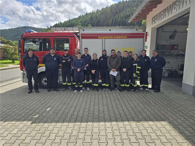 Die Teilnehmenden der Kreisausbildung zusammen mit dem Ausbilder-Team und dem stellvertretenden Brand- und Katstropheninspekteur Robert Zimmermann.  Foto: Stefan Saager