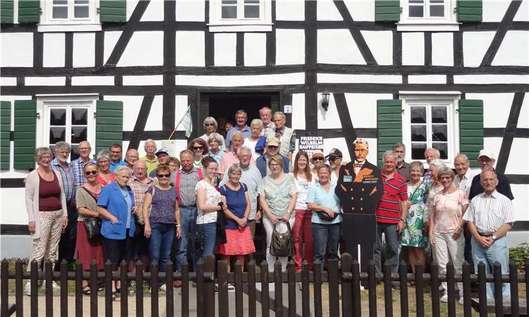 Die Teilnehmenden der Raiffeisentour vor dem Raiffeisen-Haus in Flammersfeld. privat