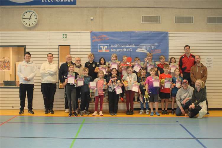 Die Teilnehmenden der Tischtennis Minimeisterschaften sind stolz auf ihre Leistung.  Foto: privat