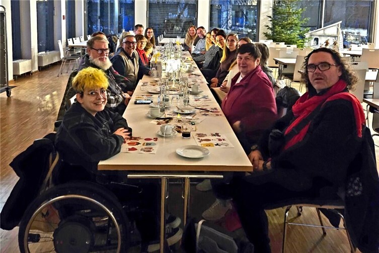 Die Teilnehmenden der Weihnachtsfeier des Netzwerks Teilhabe. Foto: Stadt Koblenz/Nathalie Kasten