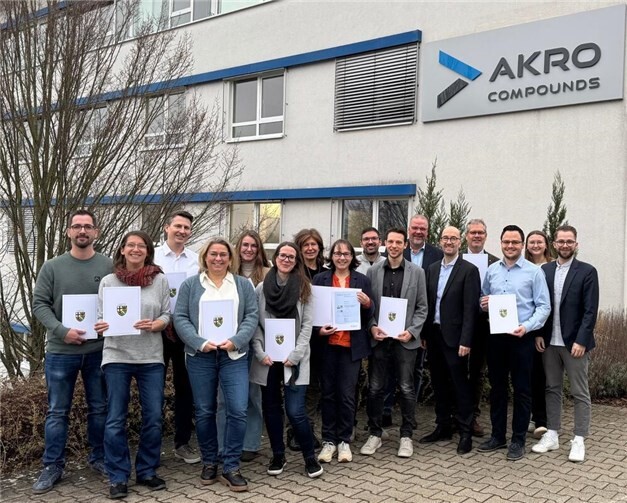Die Teilnehmenden der ersten Auflage der Nachhaltigkeits-Akademie Kreis Ahrweiler erhielten im Rahmen einer Feierstunde bei der Firma Akro-Plastic GmbH ihre Zertifikate.Foto: Angelia Matias Leitao / Akro-Plastic GmbH