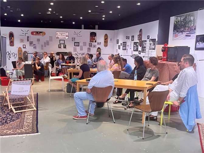 Die Teilnehmenden der ersten Stadt/Kultur-Konferenz trafen sich auf Einladung von Kulturdezernent Ingo Schneider in den Räumlichkeiten des Kreatops.  Foto: Stadtverwaltung Koblenz/Martin Düpper