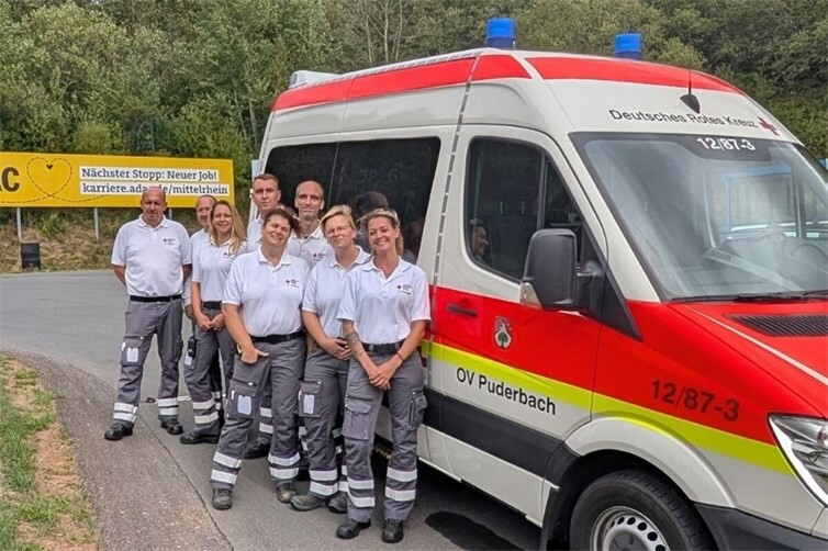 Die Teilnehmenden des DRK Ortsvereins Puderbach vor dem Start des Fahrsicherheitstrainings am Nürburgring.
