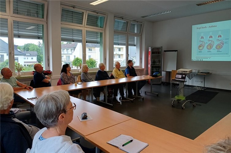 Die Teilnehmenden des Erste-Hilfe-Kurses im Haus der Familie / Mehrgenerationenhaus