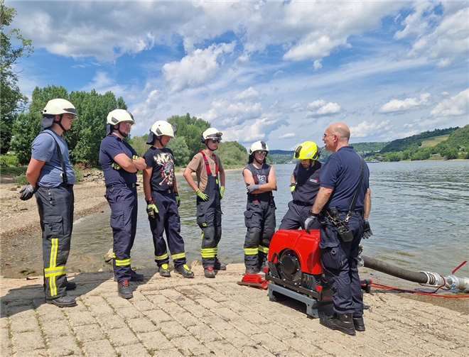 Sechs Feuerwehrmänner schließen Kreisausbildung erfolgreich ab Die Teilnehmenden des Maschinisten-Lehrgangs 2025 bei einer Übung. Foto: Gerrit Mandt