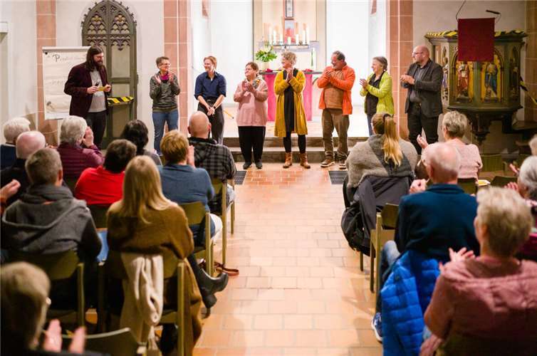Die Teilnehmenden des Predigt-Slams: Der Initiator, Pfarrer Fabian Schley, Birgit Guddat, Charlie Daum-Schley, Brigitte Kopold, Monika Christ, Rainer Dämgen, Martina Kissel-Staude und Stephan Schnelle (von links). Foto: Peter Bongard