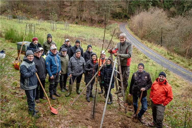 Die Teilnehmenden des Streuobstwiesen-Workshops mit dem Diplom-Biologen und Obstbaumpfleger Christoph Vanberg. Foto: Bernhard Risse