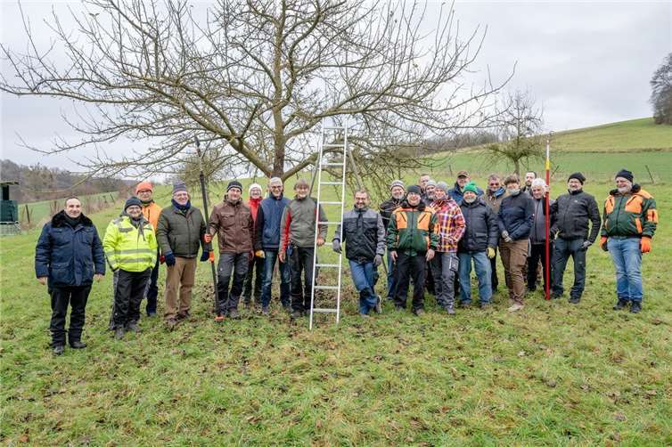 Die Teilnehmenden des Streuobstwiesen-Workshops mit dem Diplom-Biologen und Obstbaumpfleger Christoph Vanberg (Mitte).  Foto: Bernhard Risse / Kreisverwaltung Ahrweiler