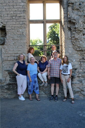 Die Teilnehmenden des Volkshochschul-Kurses „Schreiben!“, unter der Leitung der Autorin Gabriele Keiser, laden im Februar zu Lesungen links und rechts des Rheins ein.  Foto: privat / Markus Höblich