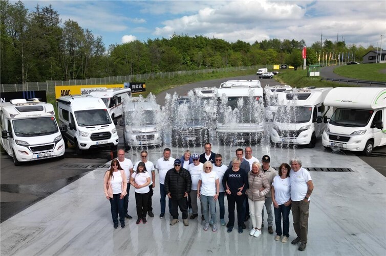 Die Teilnehmenden des Wettbewerbs „ADAC Camper des Jahres“ auf der ADAC Fahrsicherheitsanlage am Nürburgring.