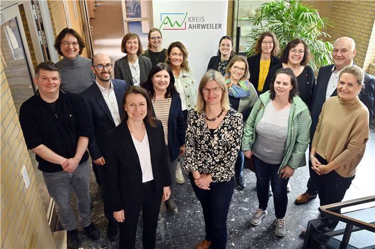 Die Teilnehmenden des ersten Netzwerktreffens im Kreishaus mit Landrätin Cornelia Weigand und Maike Gausmann-Vollrath (beide im vorne im Bild). Foto: Ahr-Foto / Kreisverwaltung Ahrweiler