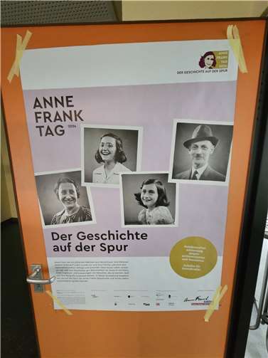 Die Teilnehmenden durchliefen verschiedene Stationen, um einen umfassenden Einblick in Anne Franks Lebensrealität und die Schrecken des Nationalsozialismus zu erhalten.  Foto: Ludwig-Erhard-Schule