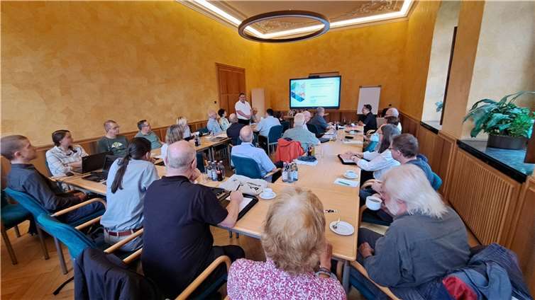 Die Teilnehmenden informierten sich beim ersten Workshop über die Ladsäuleninfrastruktur im Kreis. Foto: Macht / Kreisverwaltung Ahrweiler