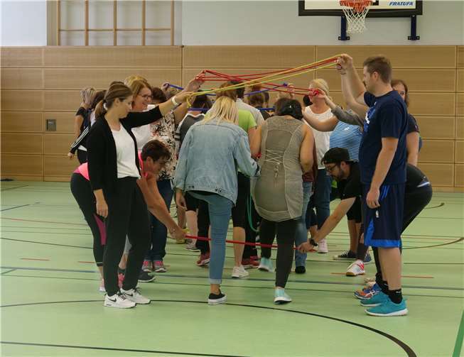 Die Teilnehmenden lernen die vielseitigen Spielmöglichkeiten mit Seilen kennen. Privat