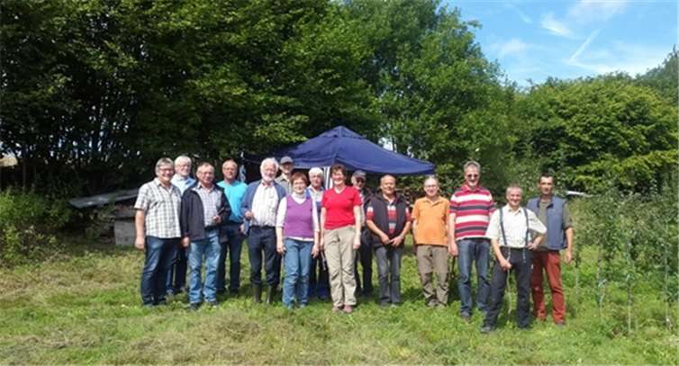 Die Teilnehmenden lernten die Chiptechnik zur Veredelung von Obstorten. R. Steffes-lay