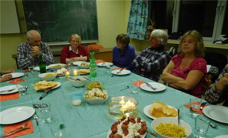 Die Teilnehmenden ließen sich die selbst zubereiteten Gerichte schmecken.  privat