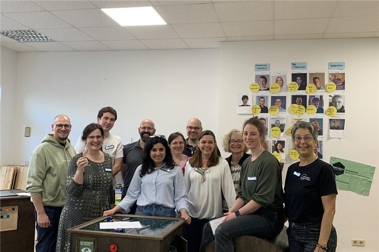 Die Teilnehmenden mit Misbah Khan MdB in der Mitte