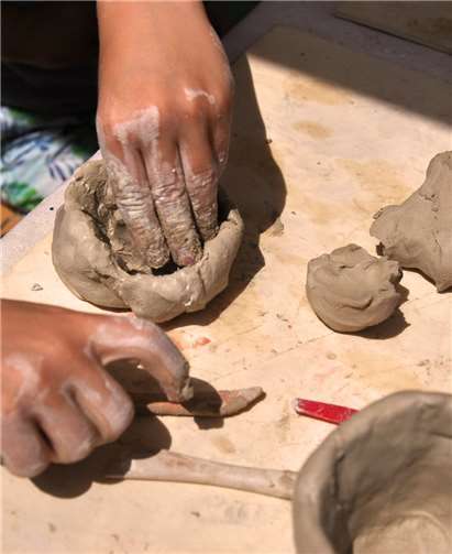 Die Teilnehmenden modellieren im Laufe des Workshops selbst mit Ton. Foto: Arp Museum