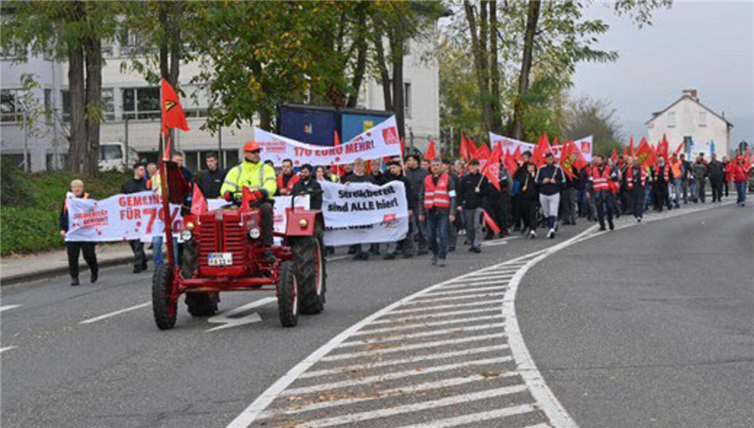 Die Teilnehmenden protestierten gegen ein zu geringes Angebot der Arbeitgeber bei den laufenden Tarifverhandlungen.