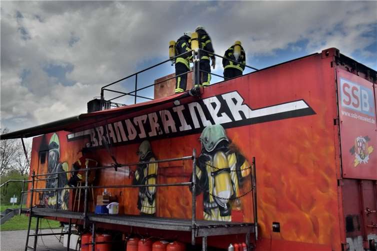 Die Teilnehmenden starten das Training über eine Treppe vom Dach des Containers.