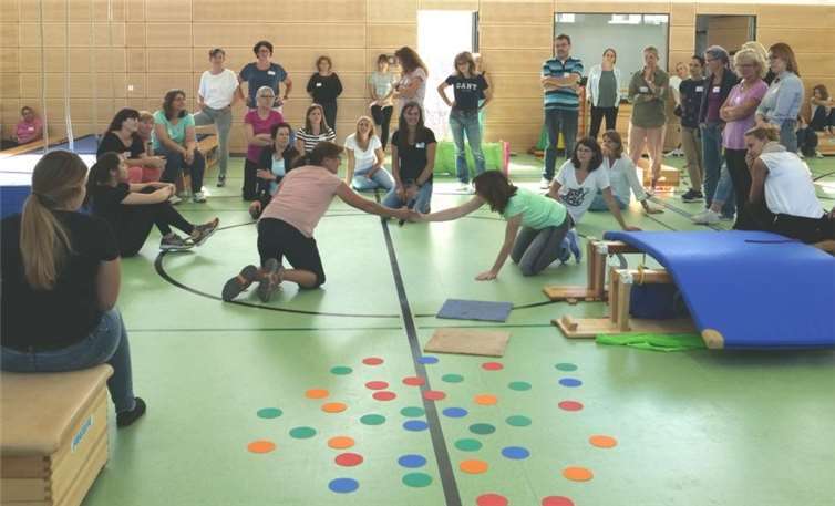 Die Teilnehmenden tauschten sich, unter Moderation von Sonja Quante (Mitte), über den geschaffenen „Erlebnisparcours Wald“ aus. Foto: privat