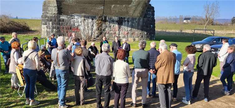 Die Teilnehmenden versammelten sich zu einer würdigen Gedenkfeier.  Foto: Stefan Linder