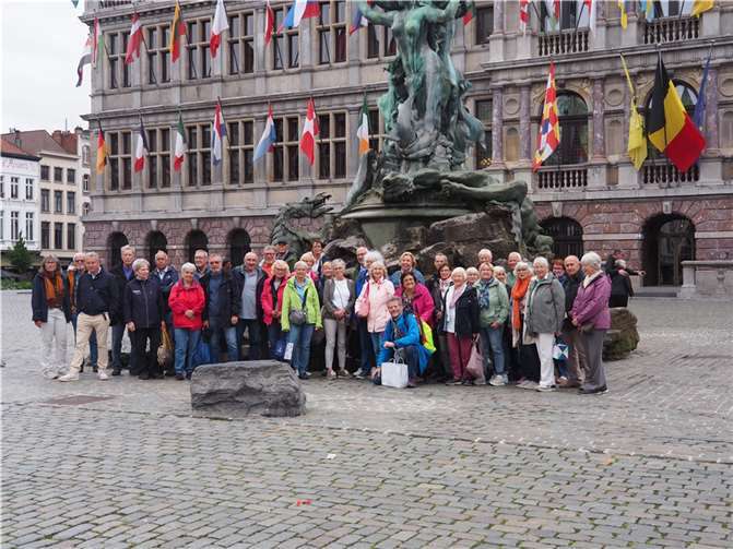 Die Teilnehmenden vor dem Brabo Brunnen und dem Rathaus von Antwerpen. Foto: Wolfgang Horrmann