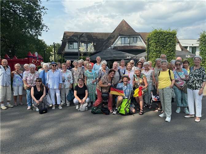 Die Teilnehmenden vor dem Hotel Dennenhof.  Foto: Wolfgang Horrmann