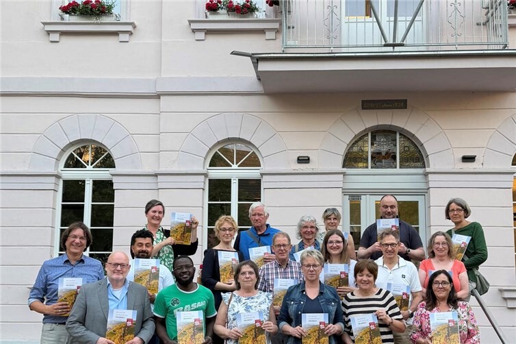 Die Teilnehmenden vor dem Remagener Rathaus
