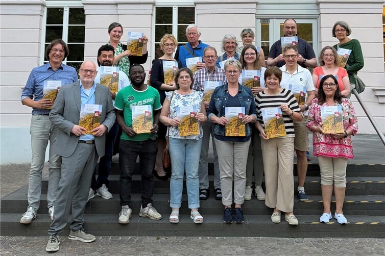 Die Teilnehmenden vor dem Remagener Rathaus