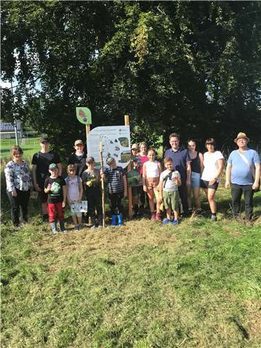 Die Teilnehmenden vor dem neu aufgestellten Schild. Foto: Steffen Linke