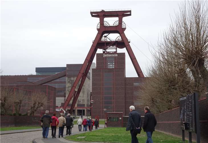 Die Teilnehmenden wurden in drei Gruppen über das Gelände geführt.