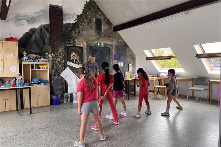 Die Teilnehmenden wurden in zwei Gruppen aufgeteilt, um altersgerechte Choreografien einzuüben.
