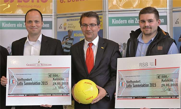 Die Teilnehmer „Griesson de Beukelaer“ und „RSB Schmitz-Bergen“ spendeten übergaben ihre Schecks schon bei der Auslosung an Lotto-Geschäftsführer Jürgen Häfner. privat