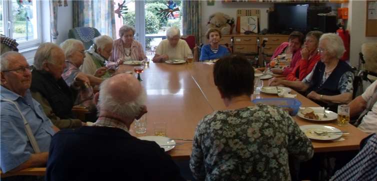 Die Teilnehmer Klatsch- und Tratsch-Runde ließen sich das leckere Essen schmecken. privat