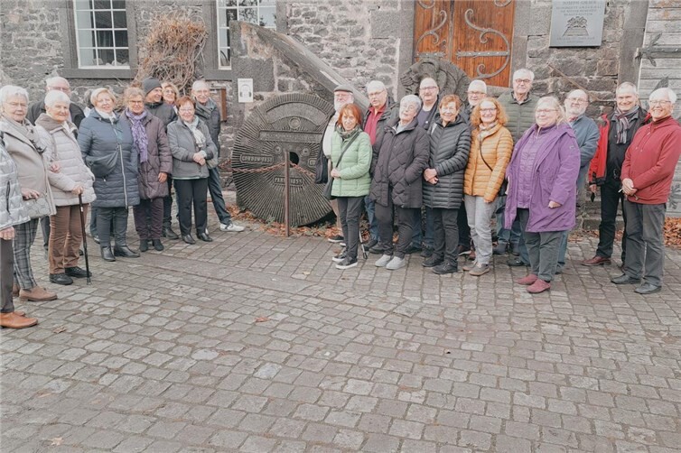 Die Teilnehmer am Eingang des Lavakellers (rechts: Heinz Lempert).