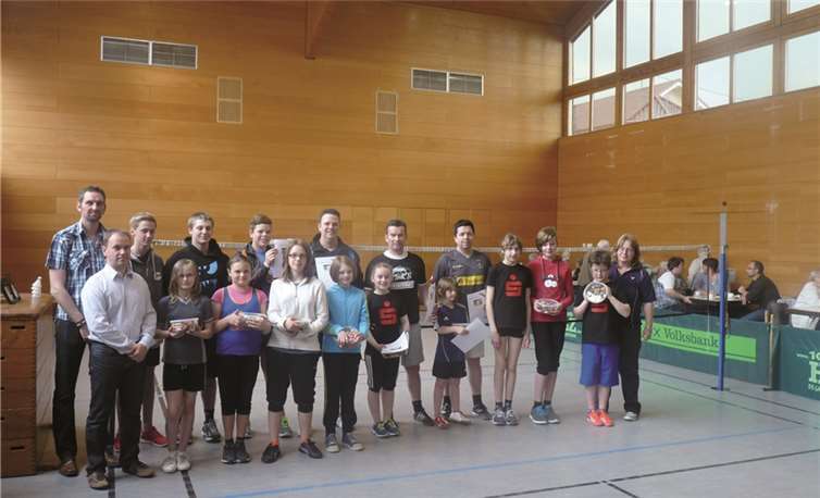 Die Teilnehmer am Familienturnier stellten sich zum Gruppenfoto zusammen.privat