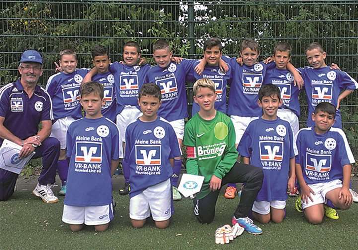 Die Teilnehmer am Geißbock Cup. (Stehend v.l.) Trainer D.Finkler, D.Fefler, B.Kök, H.Kesikci, T.Schönhals, A. Sabani, M.Linnig, P.Vucic, R.Stephani (kniend v.l.) K.Engelmann, V.Ahmetaj, F.Gräf, M.Berisha, I.Singec. Es fehlen auf dem Bild Trainer P.Kröner und R.Fergen.  Privat