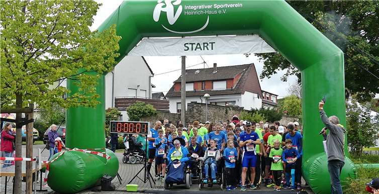 Die Teilnehmer am Jedermannslauf gehen an den Start.Fotos: Heinrich-Haus