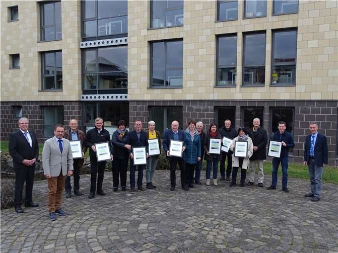 Die Teilnehmer am Moselprojekt „Teillagenweinbau schafft Vielfalt“ wurden von den Präsidenten des Bauern- und Winzerverbandes Rheinland-Nassau, Michael Horper (links), des Weinbauverbandes Mosel, Walter Clüsserath (rechts) und der Struktur- und Genehmigungsdirektion Nord, Wolfgang Treis (2. v. links), ausgezeichnet. In der Mitte mit Steppjacke: Die Leiterin des Moselprojektes Anneliese Buchsbaum-Sehn. Foto: Bauern- und Winzerverband Rheinland-Nassau