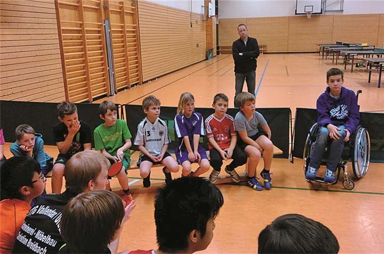 Die Teilnehmer am Nikolaus-Turniers lauschen vor Turnierstart den letzten Anweisungen.