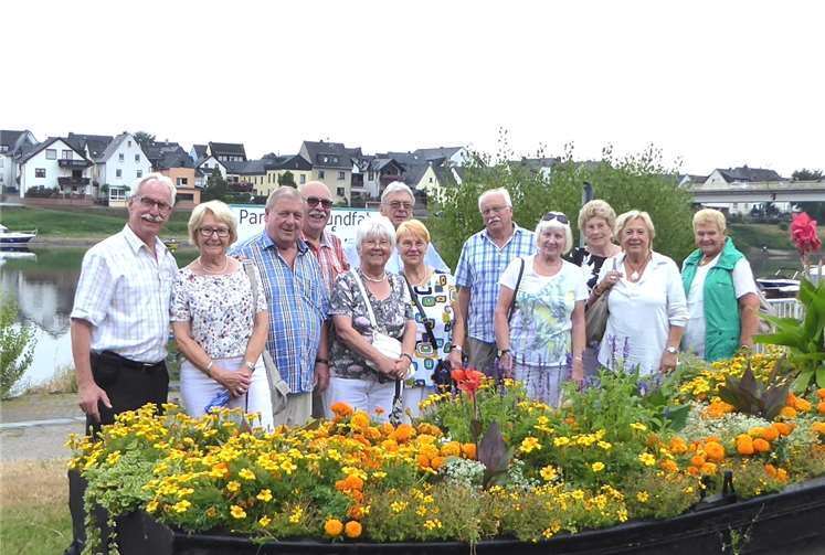 Die Teilnehmer am Rheinufer von Vallendar. 