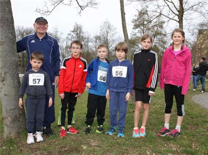 Die Teilnehmer am Volkslauf der LG Koblenz-Rhens (v.l.): Johanna Ibach, Greta Kurth, Konstantin Preuß, Tristan Welter, Oskar Dettborn, Valentin Preuß und dahinter Hans Olzien (Trainer).privat