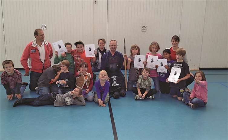 Die Teilnehmer am Workshop aus Dernau mit dem Kreisjugendpfleger Werner Söller und Arno Furth, Kendo-Trainer des ABK 54, Ahrbrück.  Privat
