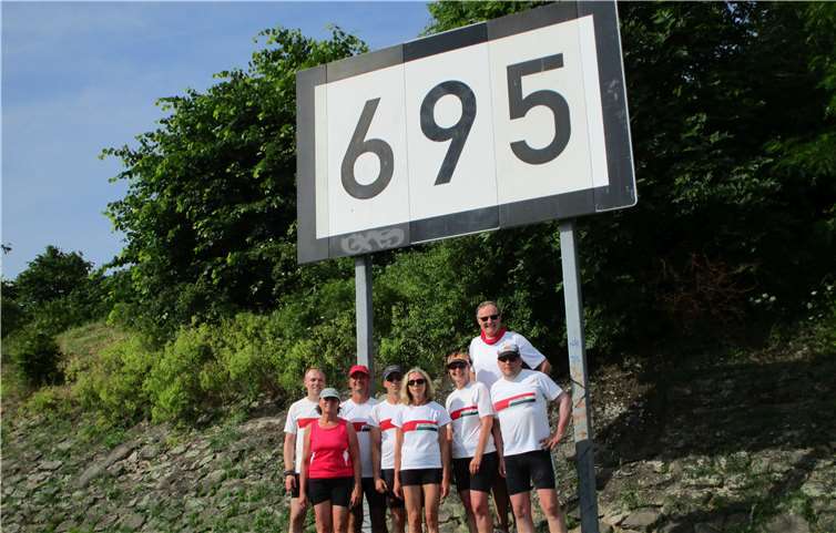 Die Teilnehmer am Ziel bei Rheinkilometer 695. privat