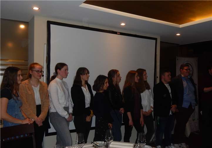 Die Teilnehmer am diesjährigen Kochwettbewerb warten gespannt auf die Bekanntgabe des Ergebnisses.