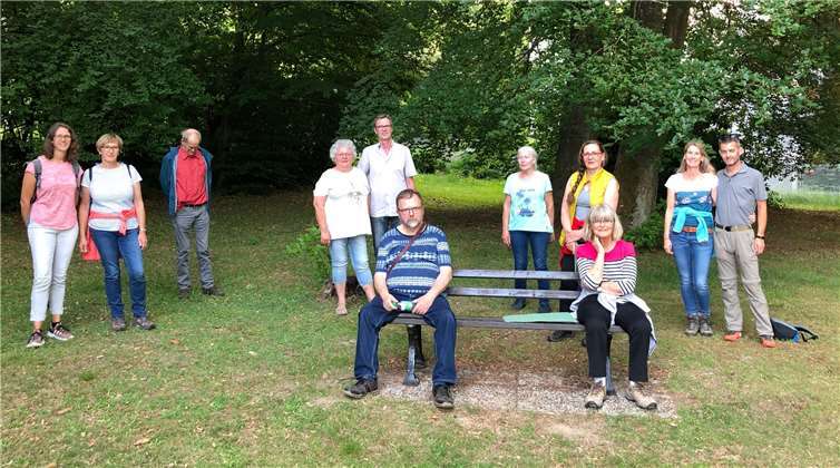 Die Teilnehmer am ersten Schnupper-Waldbad erlebten den Wald mit allen Sinnen. Foto: privat